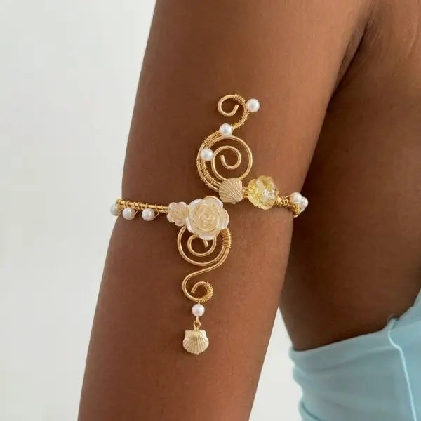 Bracelet de bras spiralé doré – Manchette fleur perlée chic
