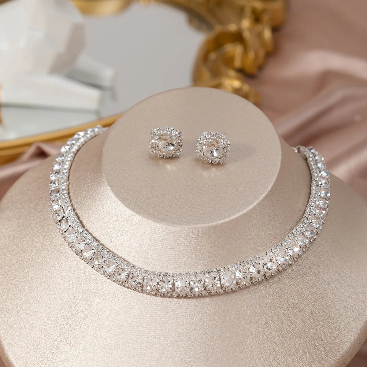Parure collier et boucles d'oreilles argentée – Cristal géométrique élégant