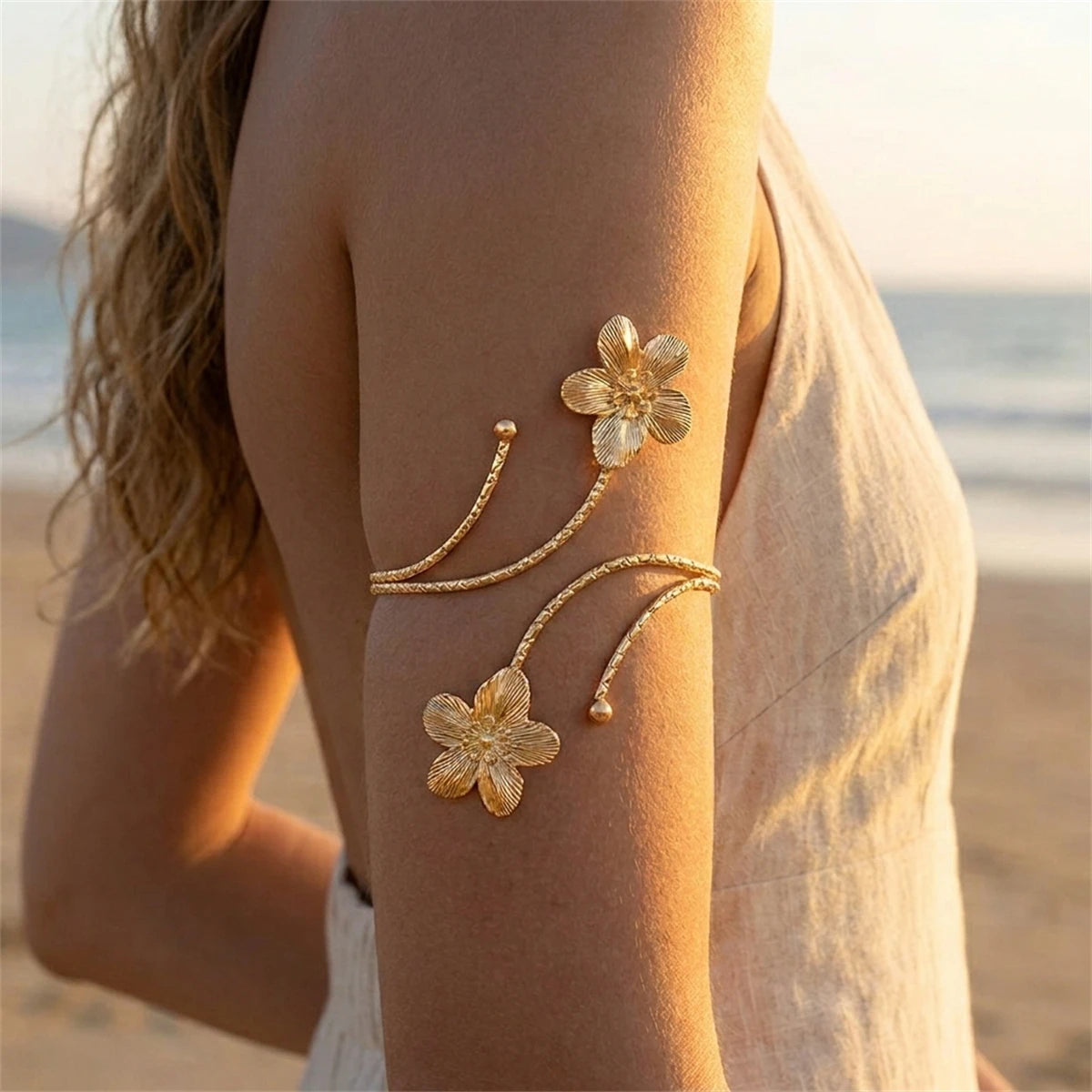 Bracelet de bras spiralé doré – Manchette fleur dorée élégante