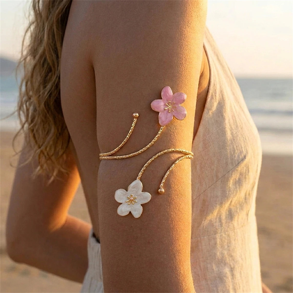 Bracelet de bras spiralé doré – Manchette fleurs roses et blanches